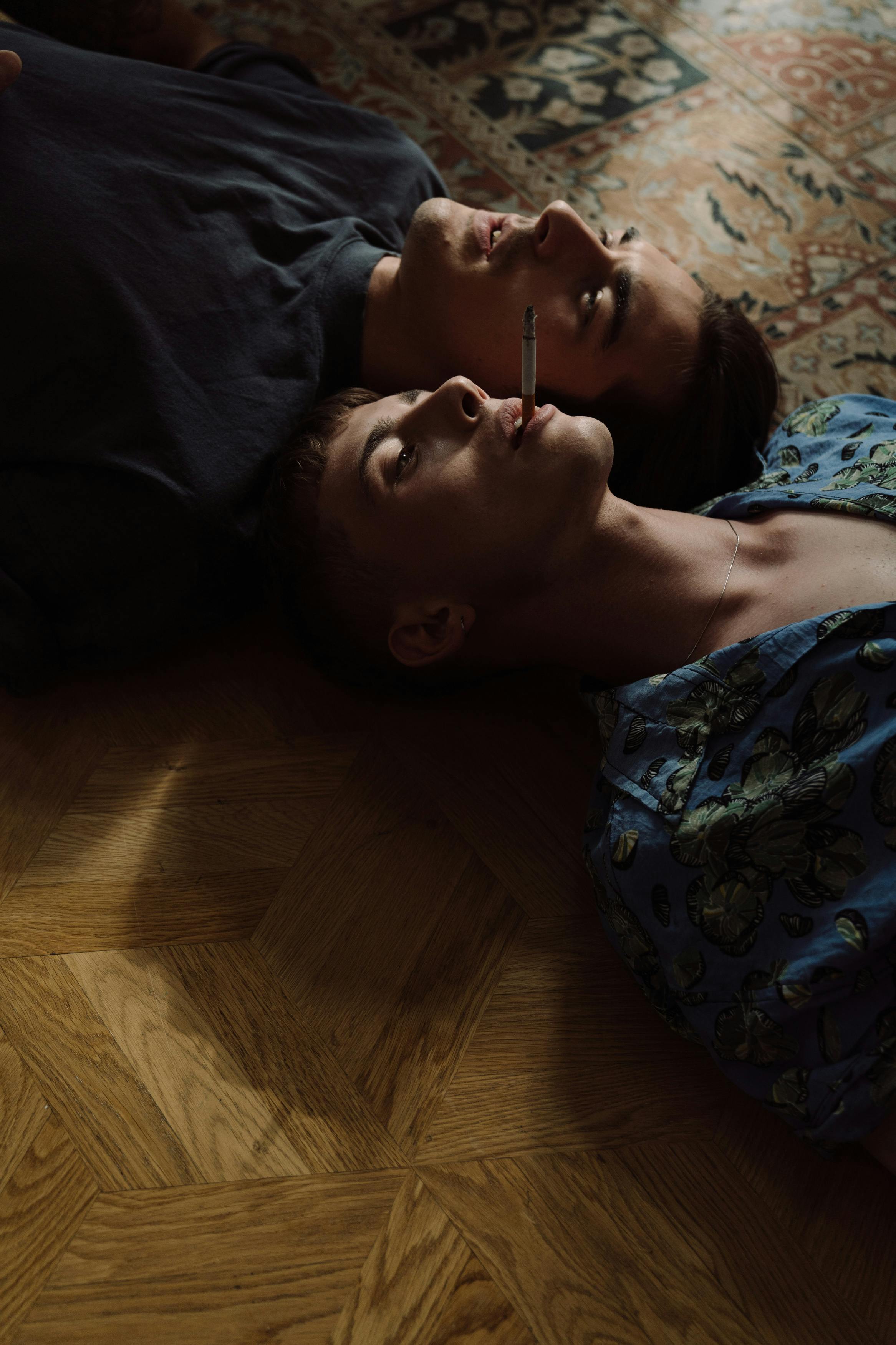 Nude Women Smoking Photos, Download The BEST Free Nude Women Smoking