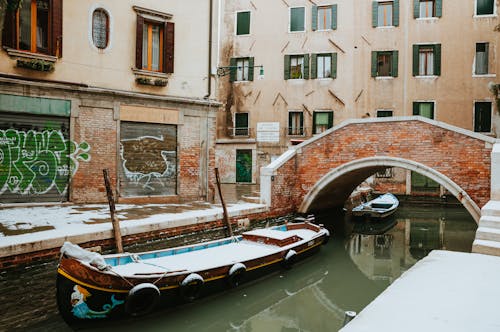 Foto d'estoc gratuïta de barques, canal, ciutat