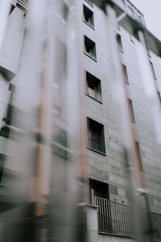 现代建筑立面的艺术垂直镜头，以创意模糊效果捕捉城市建筑