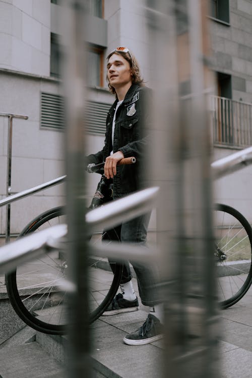 Femme En Manteau Noir Debout à Côté De Vélo Noir