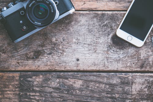 Fotografía Plana De La Cámara De Apuntar Y Disparar Y El I Phone