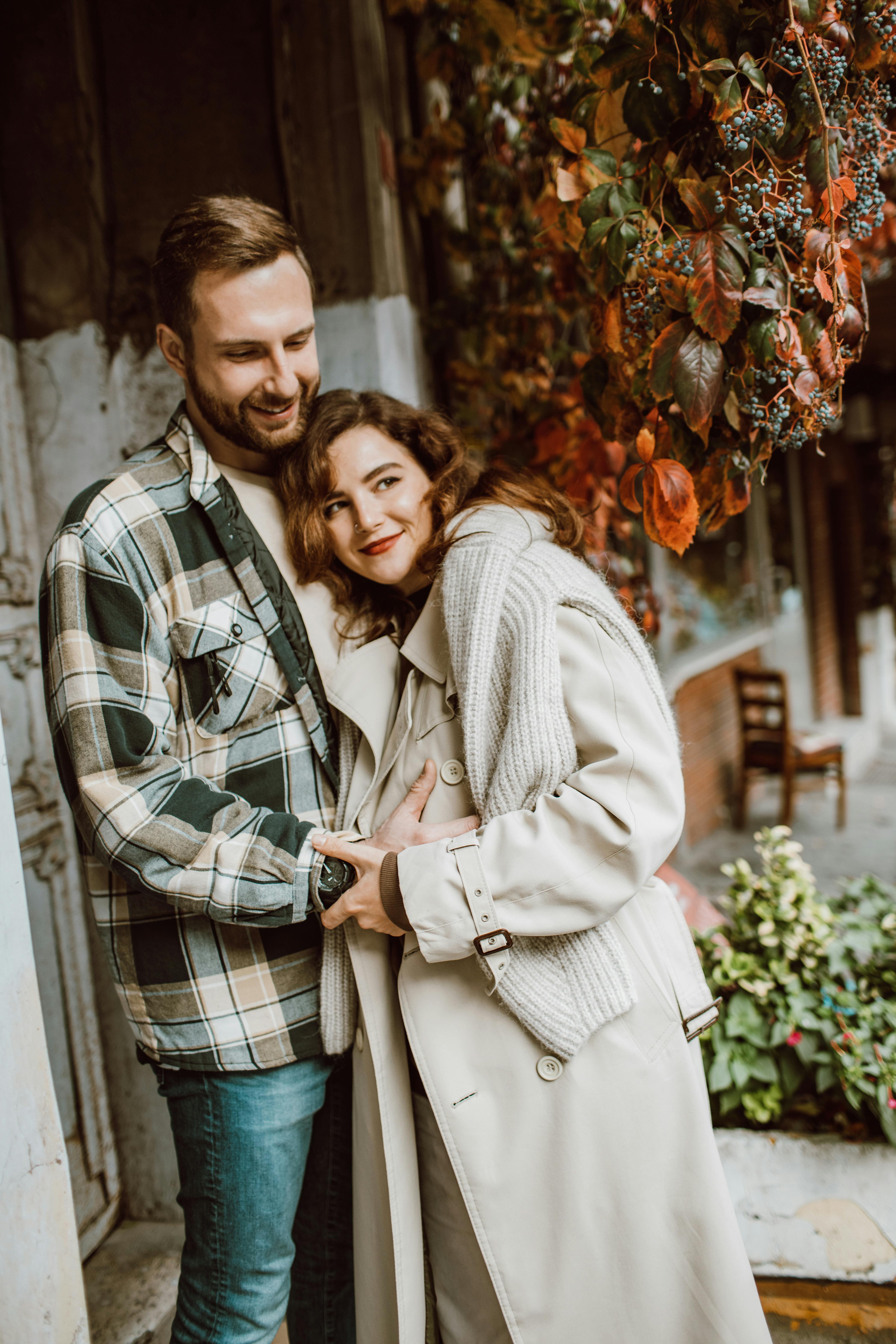 在美丽的秋日户外，一对快乐的情侣相拥