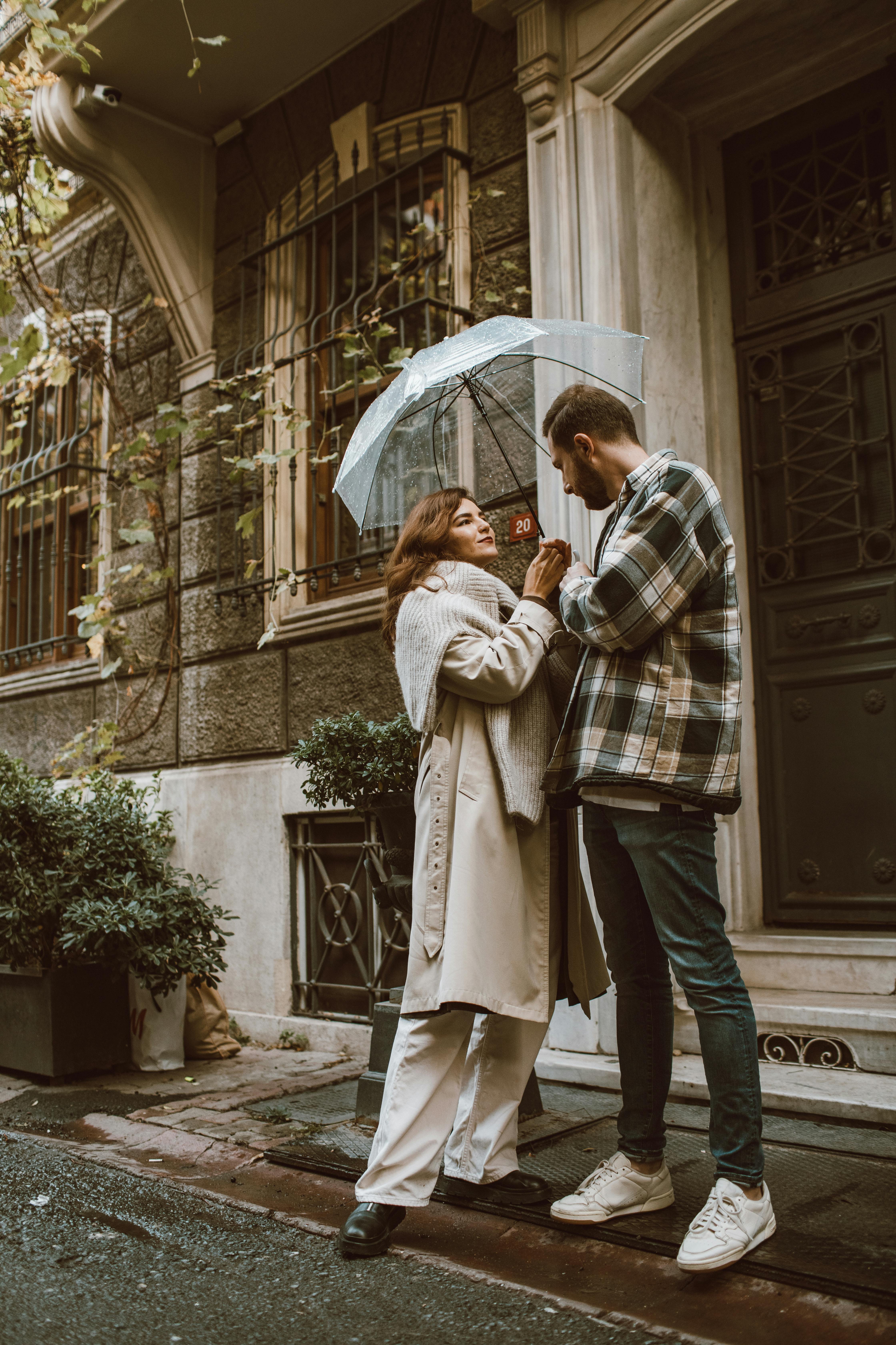 雨中的城市街道上，一对情侣撑着伞，浪漫时刻