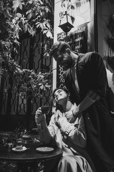一对夫妇在户外咖啡馆享受舒适时光的黑白肖像