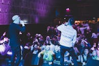 在热闹的音乐会上，音乐家与热情的人群共同表演的动态照片