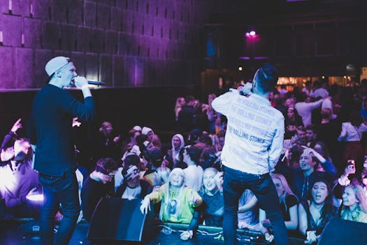 在热闹的音乐会上，音乐家与热情的人群共同表演的动态照片