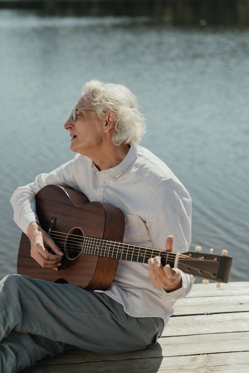 Mann Im Weißen Knopf Oben Hemd, Das Gitarre Spielt