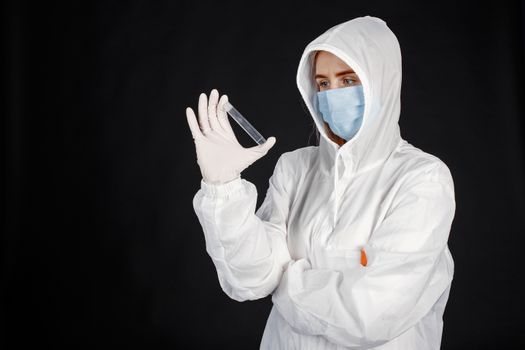 在实验室环境中，穿着全套防护装备和口罩的科学家正在分析样本