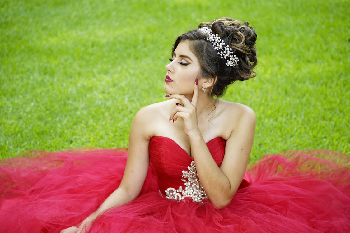 Foto de stock gratuita sobre bonita, bonito, elegante, glamour, mujer,  posando, quinceañera, vestido de fiesta, vestido de fiesta de graduación, vestido  rojo