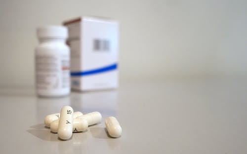 Vijf Langwerpige Medicatiepillen