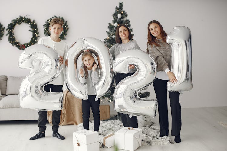 Family Holding 2021 Balloons