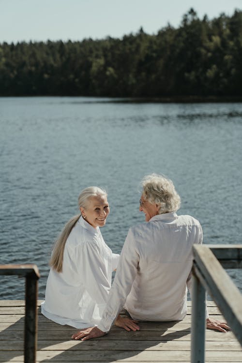 Homme Et Femme Assis Sur Un Quai En Bois Brun