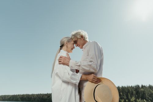 Free A senior couple shares a heartfelt embrace outdoors, symbolizing enduring love and connection. Stock Photo