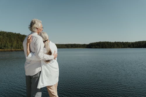 Ilmainen kuvapankkikuva tunnisteilla eläkeläiset, halaaminen, järvi