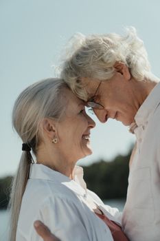 资深夫妇在户外分享了一个温暖的拥抱时刻