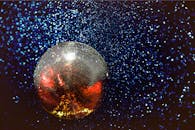 在黑暗的星空背景下，闪闪发光的迪斯科球映出彩色的倒影