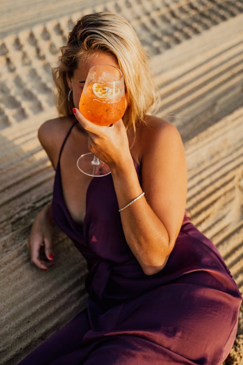 Δωρεάν στοκ φωτογραφιών με αλκοολούχο ποτό, γυναίκα, καλυμμένο πρόσωπο Φωτογραφία από στοκ φωτογραφιών