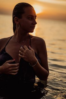 站在水中的妇女，欣赏着海上令人惊叹的日落，捕捉着宁静与自然之美