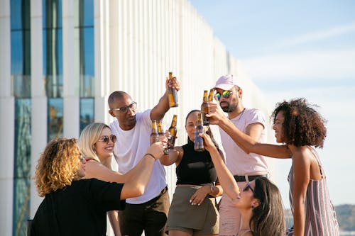 Foto d'estoc gratuïta de a l'aire lliure, alcohol, amic