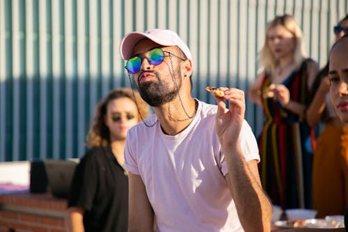 Mann Im Weißen T Shirt Mit Rundhalsausschnitt Und Grün Gerahmter Sonnenbrille