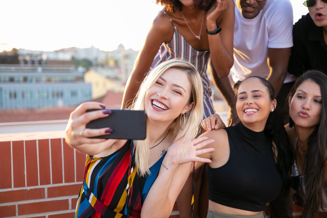 Alegres Jóvenes Milenarios Diversos Tomando Selfie Durante La Fiesta En La Luz Del Sol