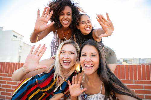 Gratuit Sourire De Jeunes Femmes Diverses Montrant Salut Signe Tout En Prenant Selfie Sur Terrasse Photos
