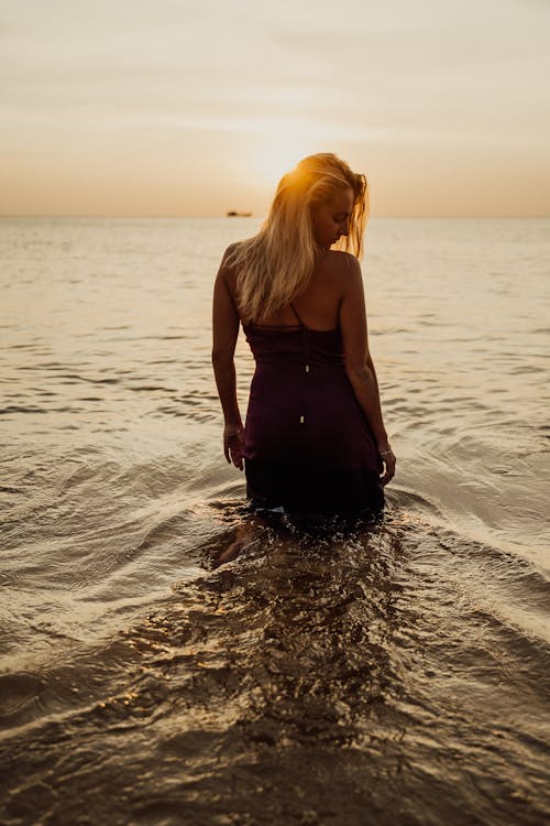 Fotobanka s bezplatnými fotkami na tému blond vlasy, čierne šaty, more