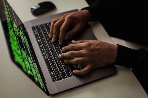 Ritaglia Il Sistema Di Hacking Spia Informatica Durante La Digitazione Sul Laptop