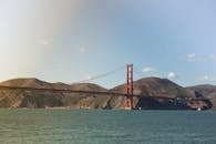 金门大桥横跨海洋，背景是连绵的丘陵