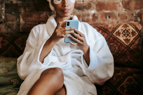 Snijd Etnische Vrouwentekstberichten Op Smartphone Thuis Bij