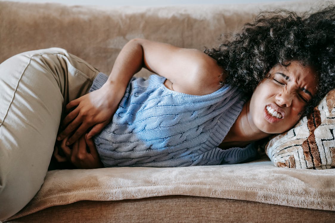 アフリカ系アメリカ人女性, ソファ, 下痢の無料の写真素材