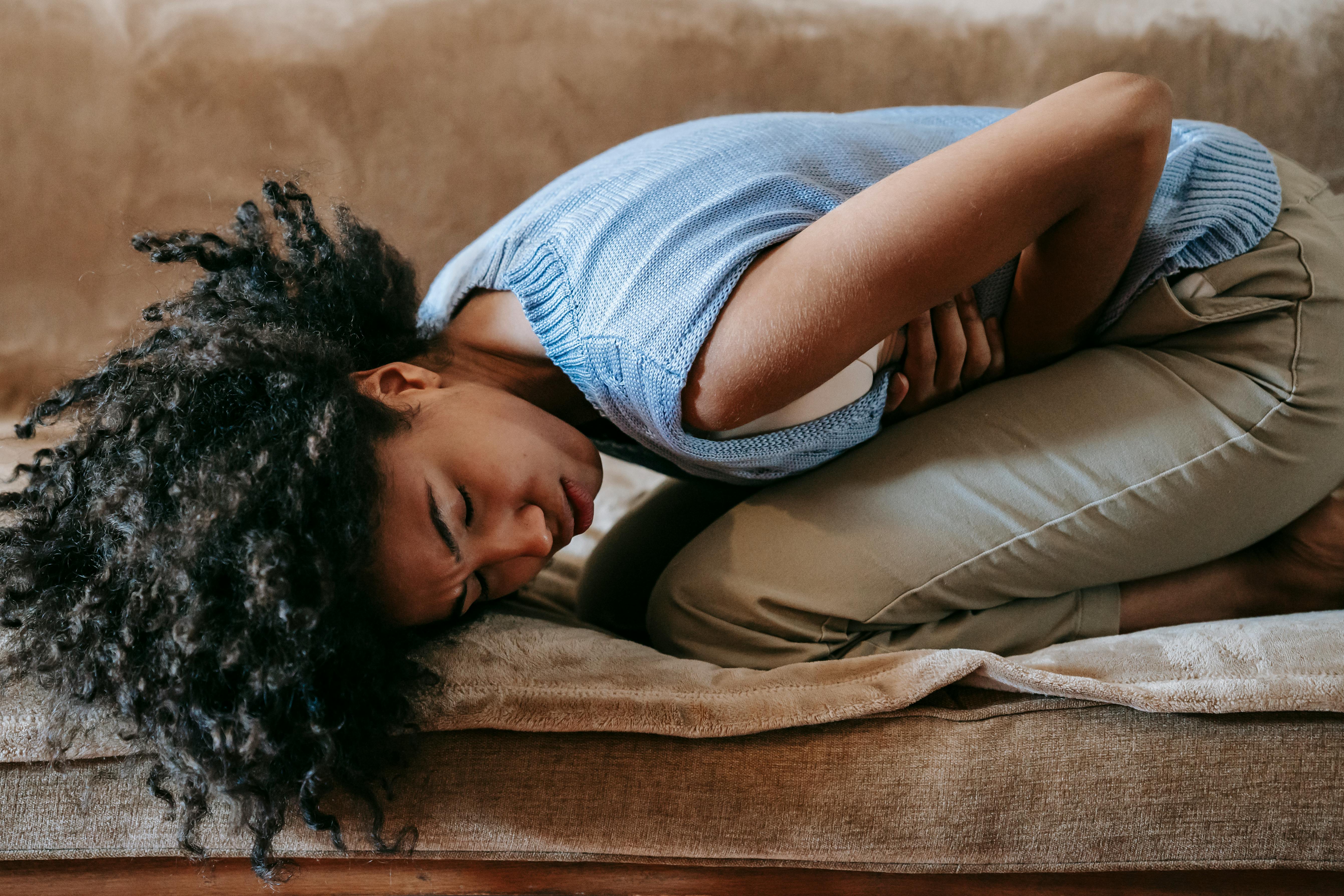 Une femme mal au ventre. | Photo : Pexels