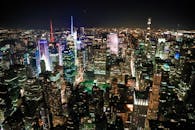 夜间，摩天大楼在令人惊叹的城市灯光鸟瞰图中熠熠生辉