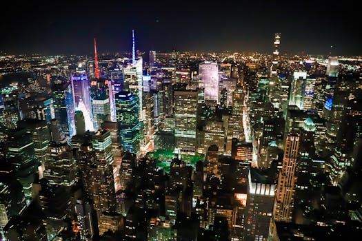 夜间，摩天大楼在令人惊叹的城市灯光鸟瞰图中熠熠生辉