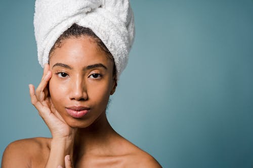 Topless Vrouw Die Met Witte Handdoek Wordt Behandeld