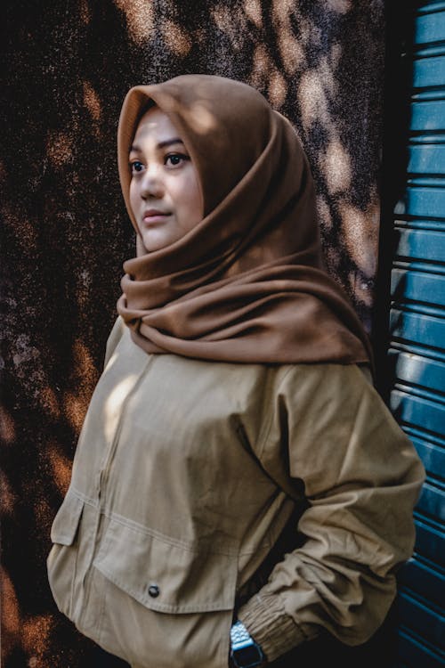 Kostnadsfri bild av asiatisk kvinna, hijab, jacka