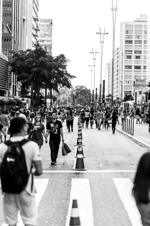 Безкоштовне стокове фото на тему «відтінки сірого, вулиця міста, люди»
