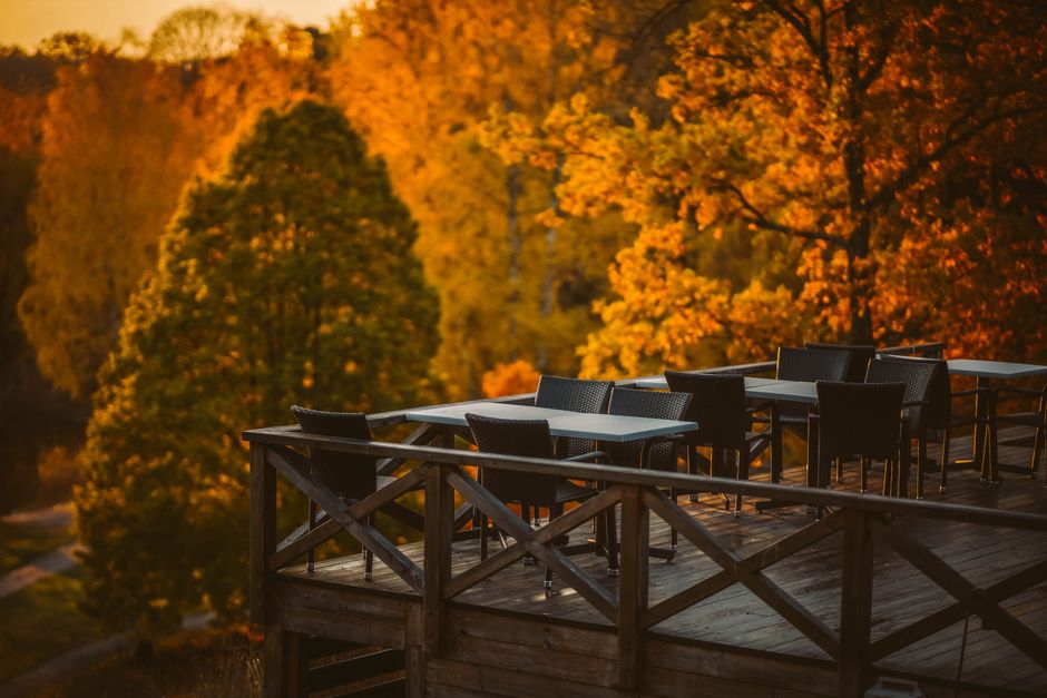 Personen vegen bladeren op dakterras in de herfst. Personen vegen bladeren op dakterras in de herfst.