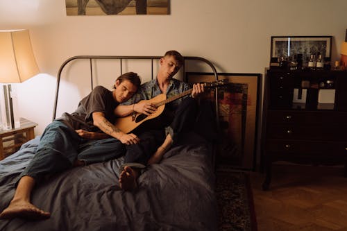 Kostenlos Kostenloses Stock Foto zu drinnen, gitarre, homosexuell-h Stock-Foto