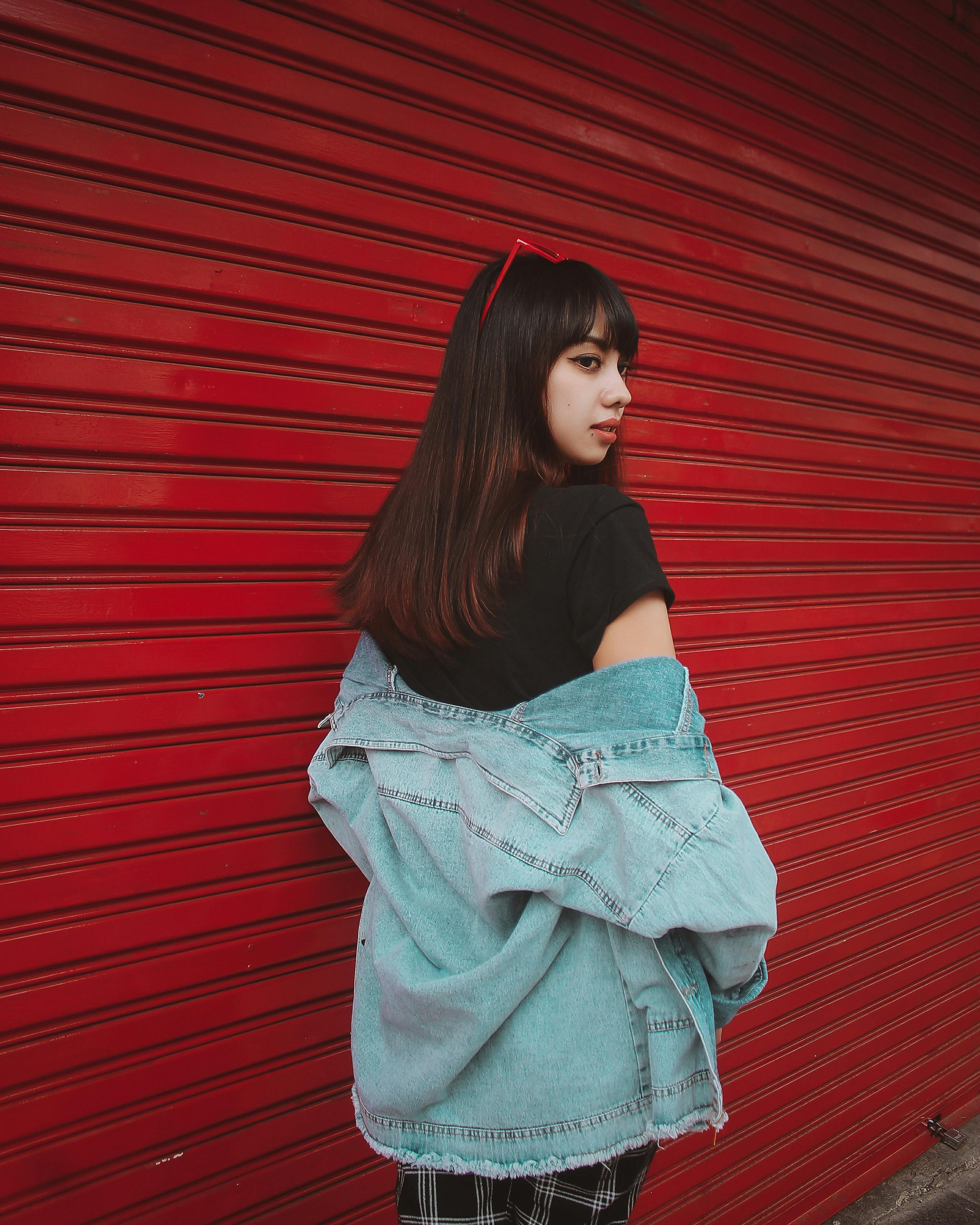 red jeans black shirt