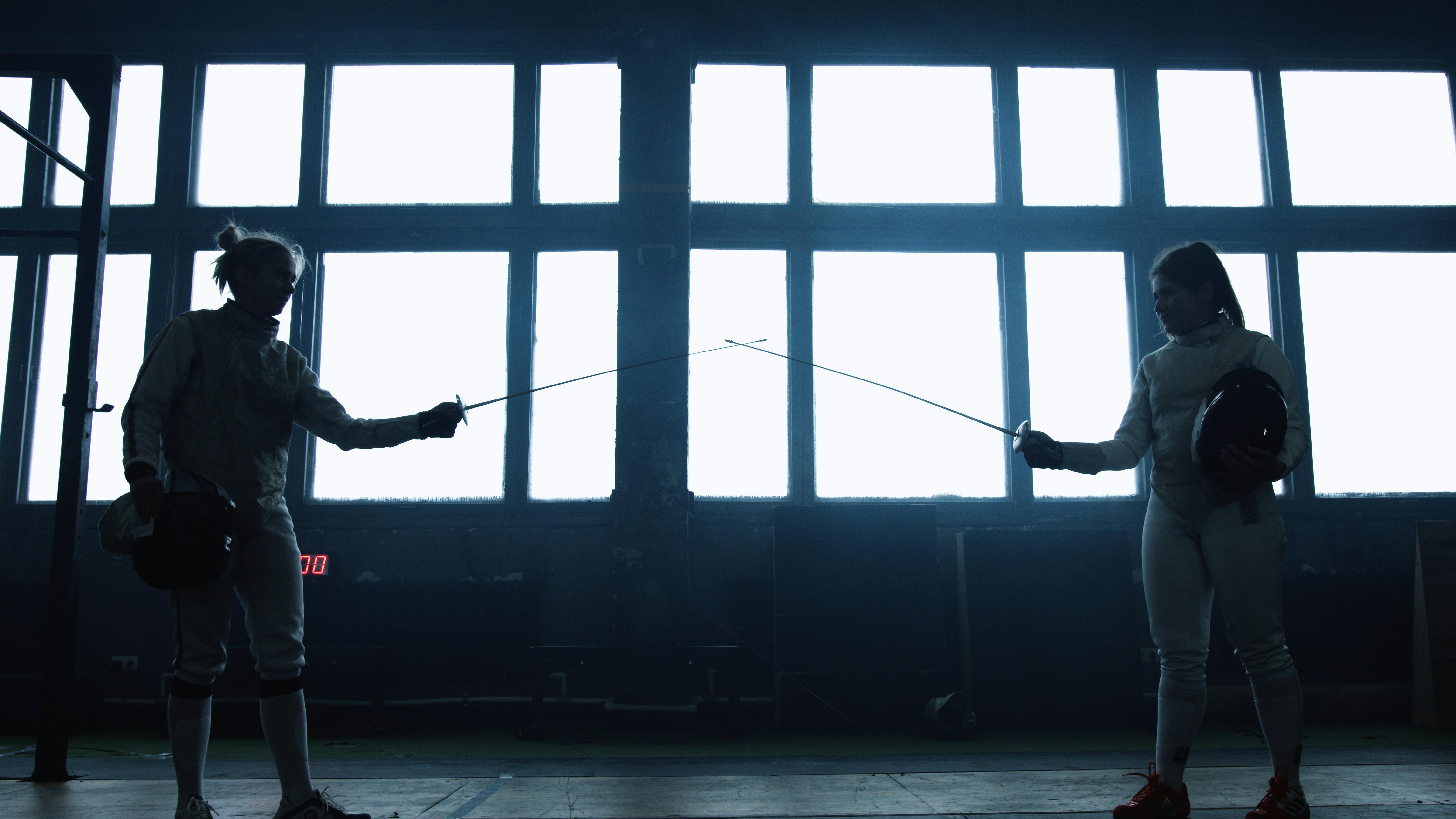 Femeie înjunghiată de soț, fiul lovit cu sabia.