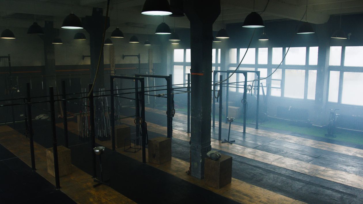Academia moderna com equipamentos para treinamento físico e atendimento de personal trainer