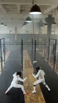 两名击剑运动员正在室内健身房练习