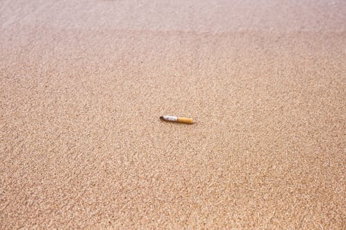 砂の上のタバコスティック