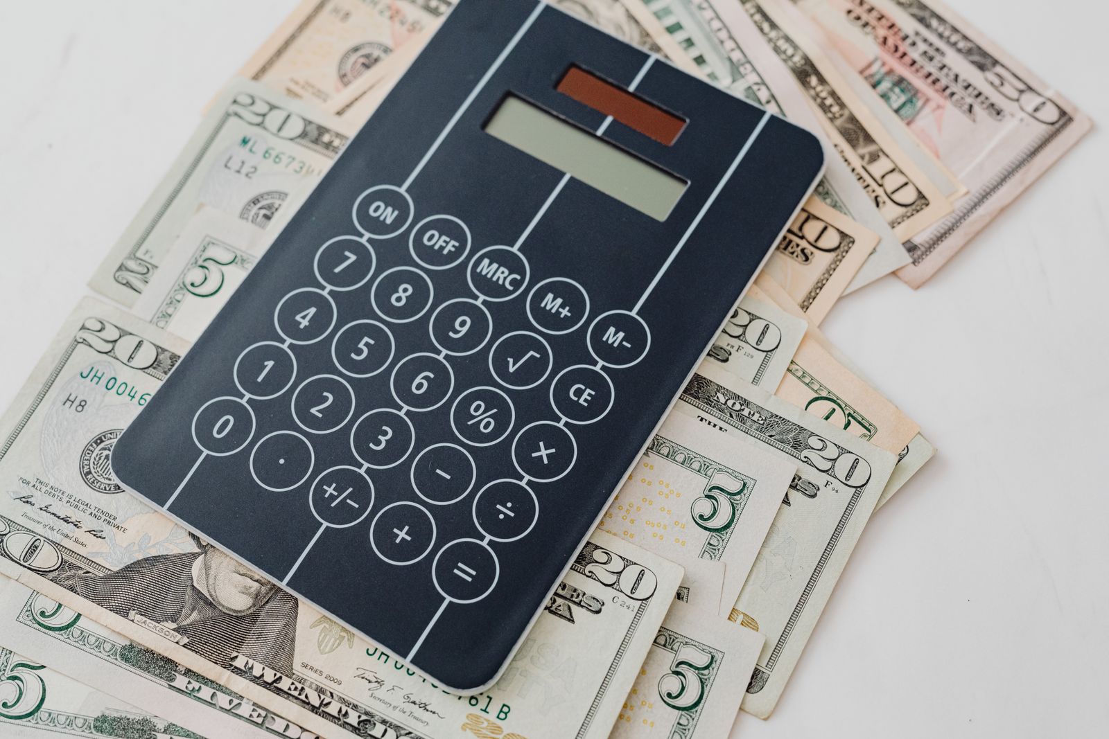 Calculadora, monedas y documentos de financiamiento