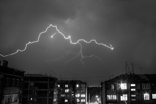 Бесплатное стоковое фото с архитектура, вечер, вспышка молнии