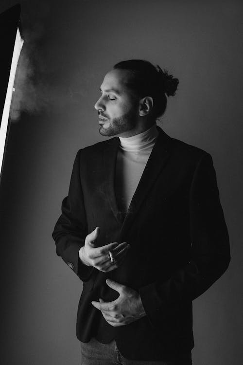 Foto profissional grátis de blazer, cigarro, escala de cinza