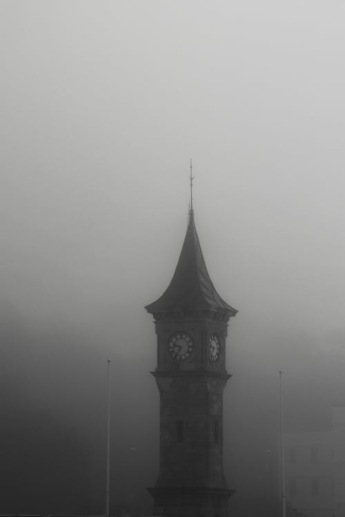 Free Grayscale Photo of a Clock Tower Stock Photo