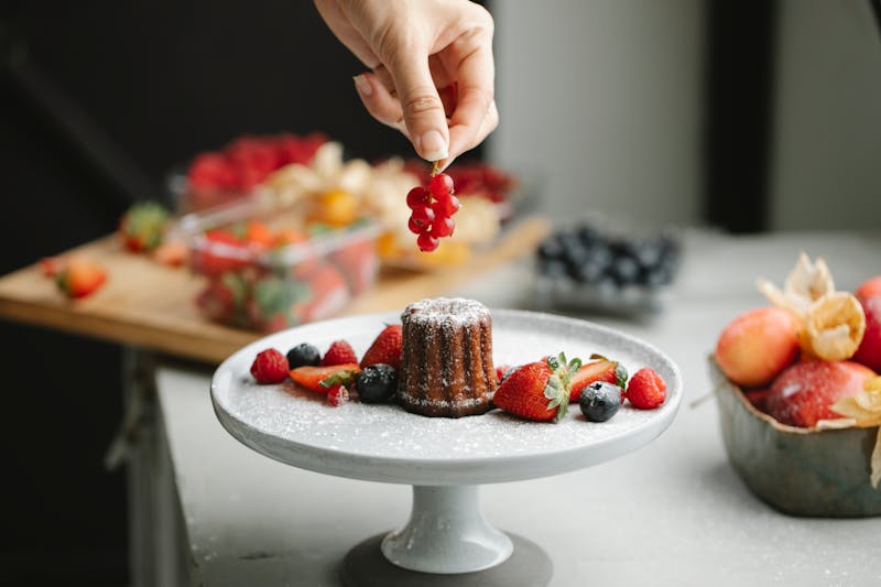 Interiorul unui studio de baking creativ cu decoruri colorate