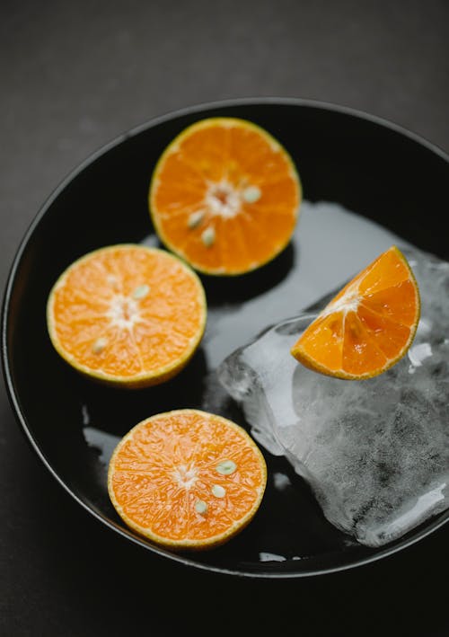 鮮切柑桔在碗裡加冰